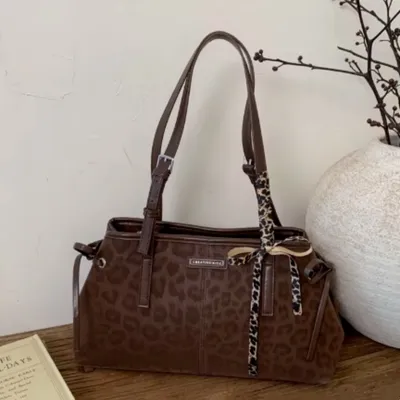 A Versatile Shoulder Bag For Commuting With A Sophisticated Boston Style