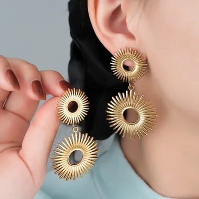 1 Pair 18K Gold Plated Hollow Flower Earrings For Women, European & American Style, Geometric Hollow Design, All-Match Temperament Jewelry