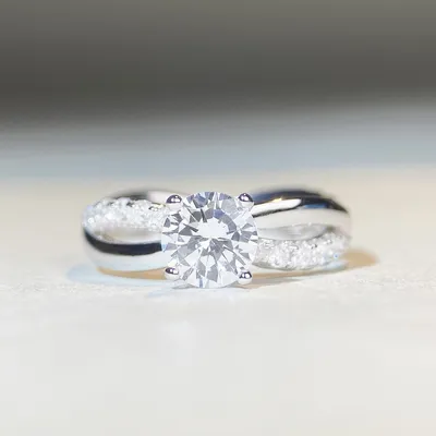 1 Karat Classic Four-claw Ring Winding Twisted Arm Moissanite