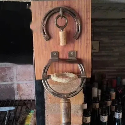 Wall-mounted Horseshoe-shaped Wine Opener