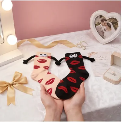 Lip Socks, 2 Pairs; Matching Socks For Couples With A Lip Motif; Fun Couple Socks In White And Black With Red Lips; Original Wedding Gift For Newlyweds—Party Decorations