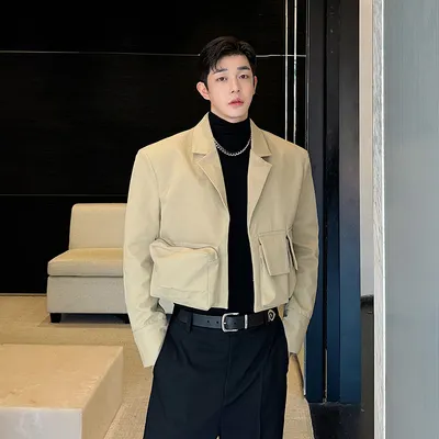 A Niche, Three-dimensional, Short Blazer With A Multi-pocket Silhouette